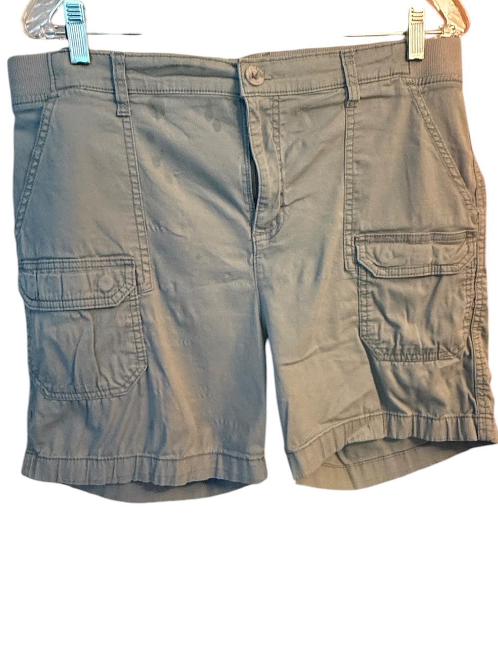 Gloria Vanderbilt Khaki.Cargo Shorts in Light Army Green.  Size. 12.